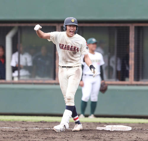 浦和学院対専大松戸　8回表浦和学院2死一、三塁、左前適時打を放ち、ガッツポーズする篠塚（撮影・宮地輝）