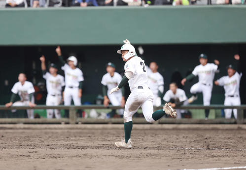浦和学院対専大松戸　8回裏専大松戸2死三塁、逆転の左越え2点本塁打を放ち、ガッツポーズしてダイヤモンドを回る吉田（撮影・宮地輝）