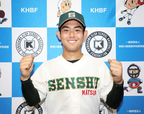 浦和学院対専大松戸　逆転の2点本塁打を放ち、浦和学院に勝利した専大松戸・吉田は笑顔でガッツポーズ（撮影・宮地輝）