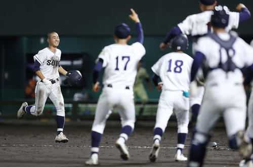 作新学院対相洋　11回裏相洋2死三塁、サヨナラの遊適時内野安打を放ち、仲間の元へかけよる永野（撮影・宮地輝）