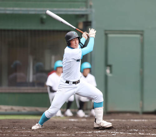 横浜隼人対山梨学院　1回裏山梨学院2死二塁、先制の右前適時打を放つ高橋（撮影・宮地輝）