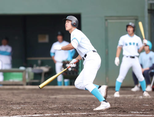 横浜隼人対山梨学院　4回裏山梨学院無死、左越えソロ本塁打を放つ徳弘（撮影・宮地輝）