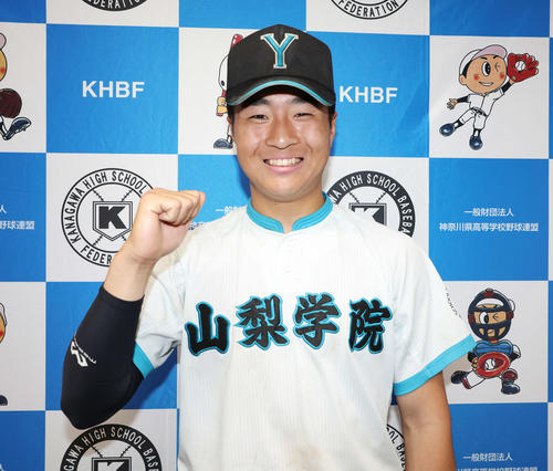 横浜隼人対山梨学院　横浜隼人に5回コールド勝ちでノーヒットノーランを達成し、笑顔でガッツポーズする山梨学院・林（撮影・宮地輝）