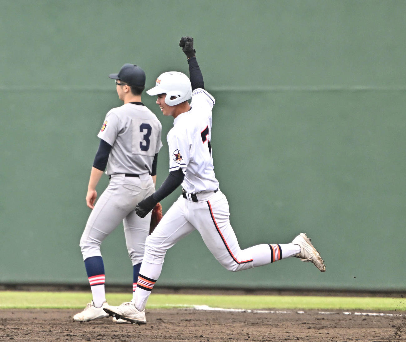 木更津総合対慶応　7回表木更津総合無死、水野は2打席連続となるソロ本塁打を放ちガッツポーズする（撮影・滝沢徹郎）