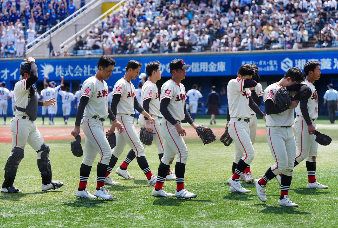 土浦日大対健大高崎　サヨナラ負けを喫し、引き揚げる土浦日大の選手たち（撮影・江口和貴）