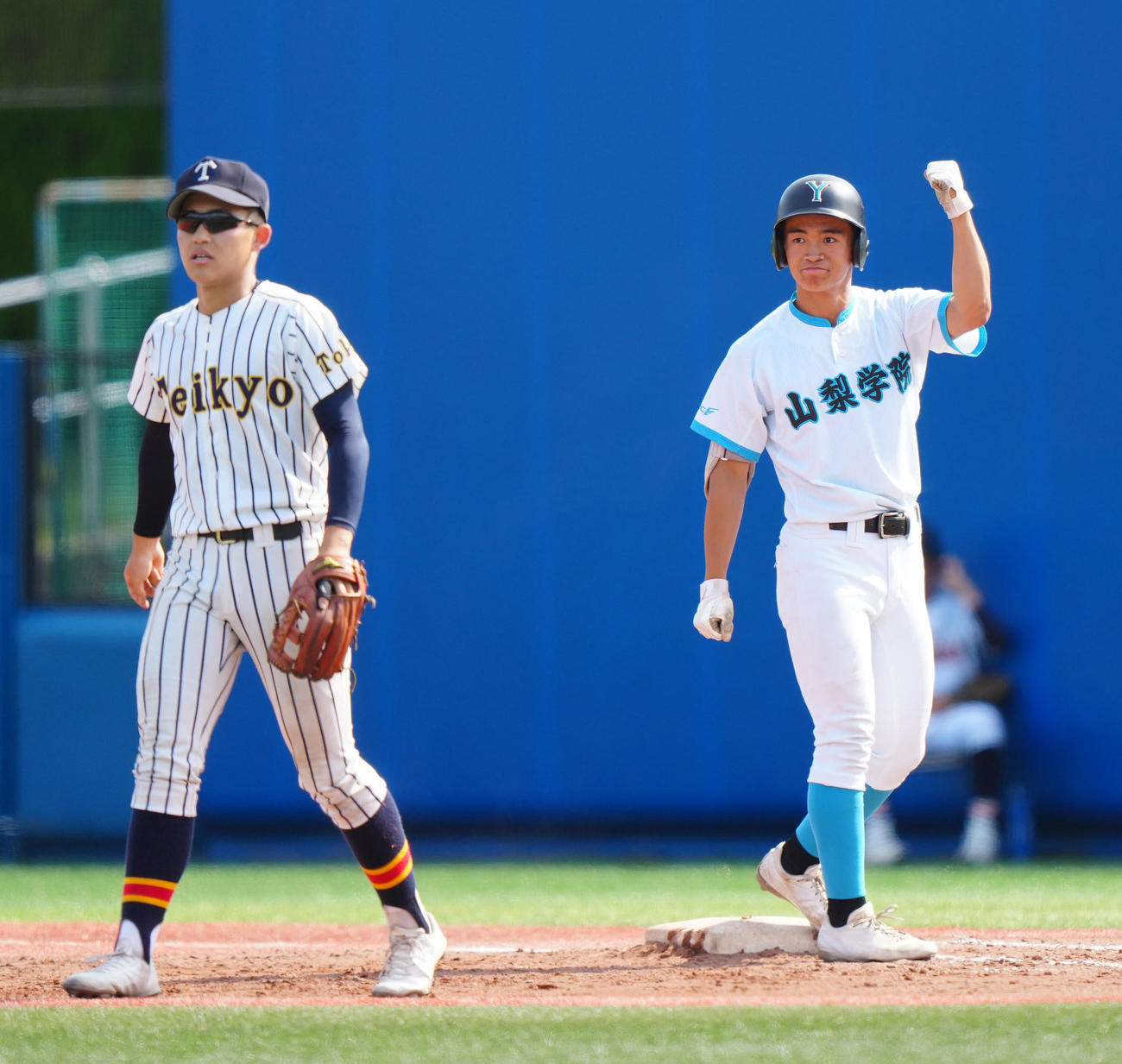 帝京対山梨学院　2回裏山梨学院1死二、三塁、適時打を放ち、ガッツポーズの星野（右）（撮影・江口和貴）