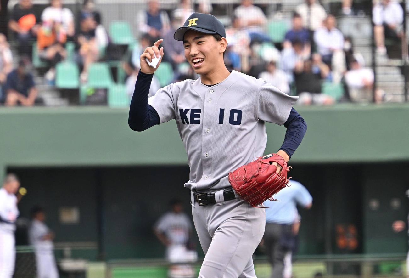 木更津総合対慶応　1回表を投げ終え引き揚げる慶応先発の小宅（撮影・滝沢徹郎）