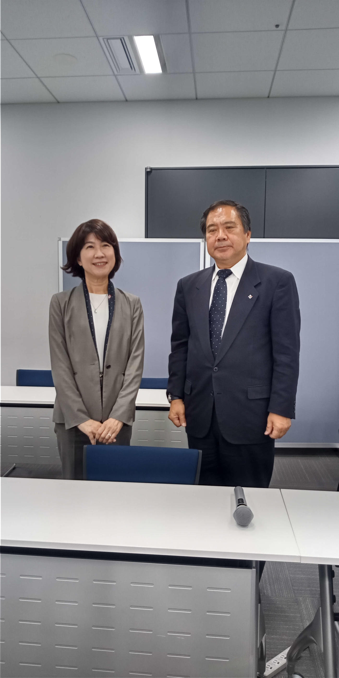 日本高野連の会長に再任した宝馨氏と女性初の副会長に就任した辻中祐子氏（左）