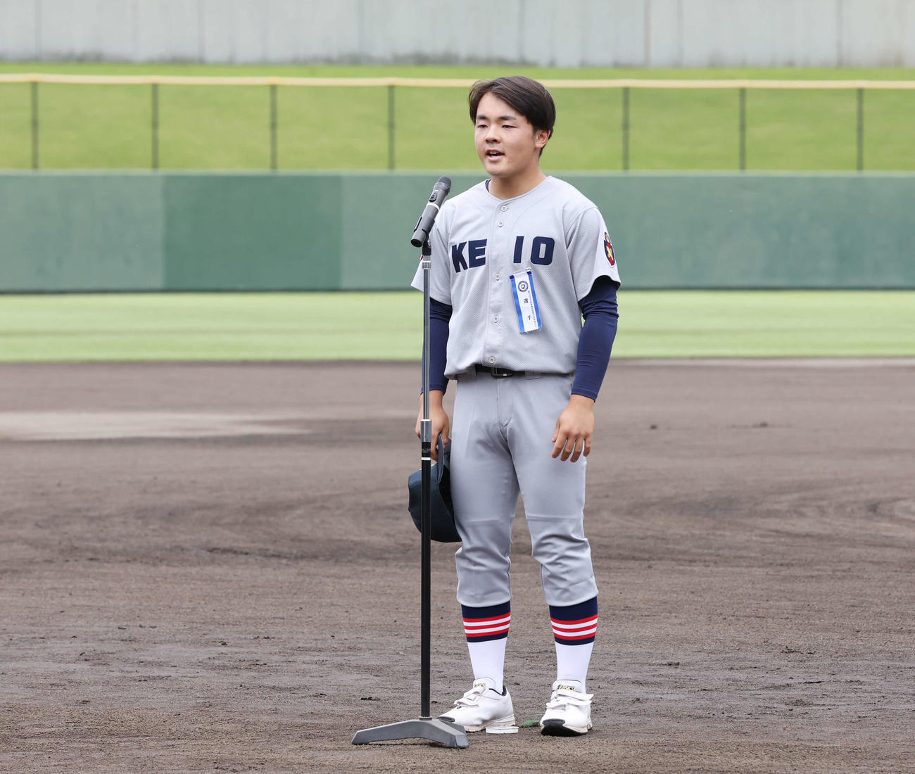 選手宣誓する慶応・大村主将（撮影・宮地輝）