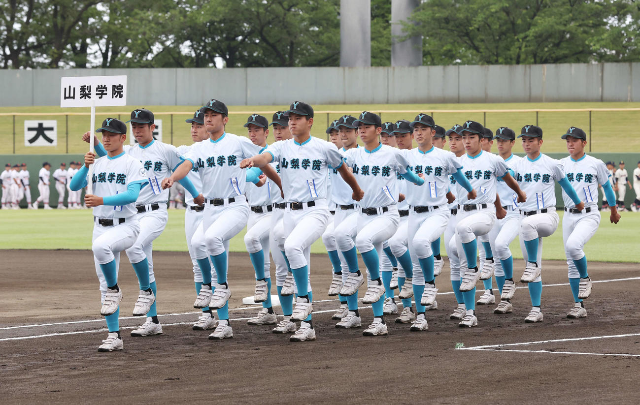 入場行進する山梨学院の選手たち（撮影・宮地輝）