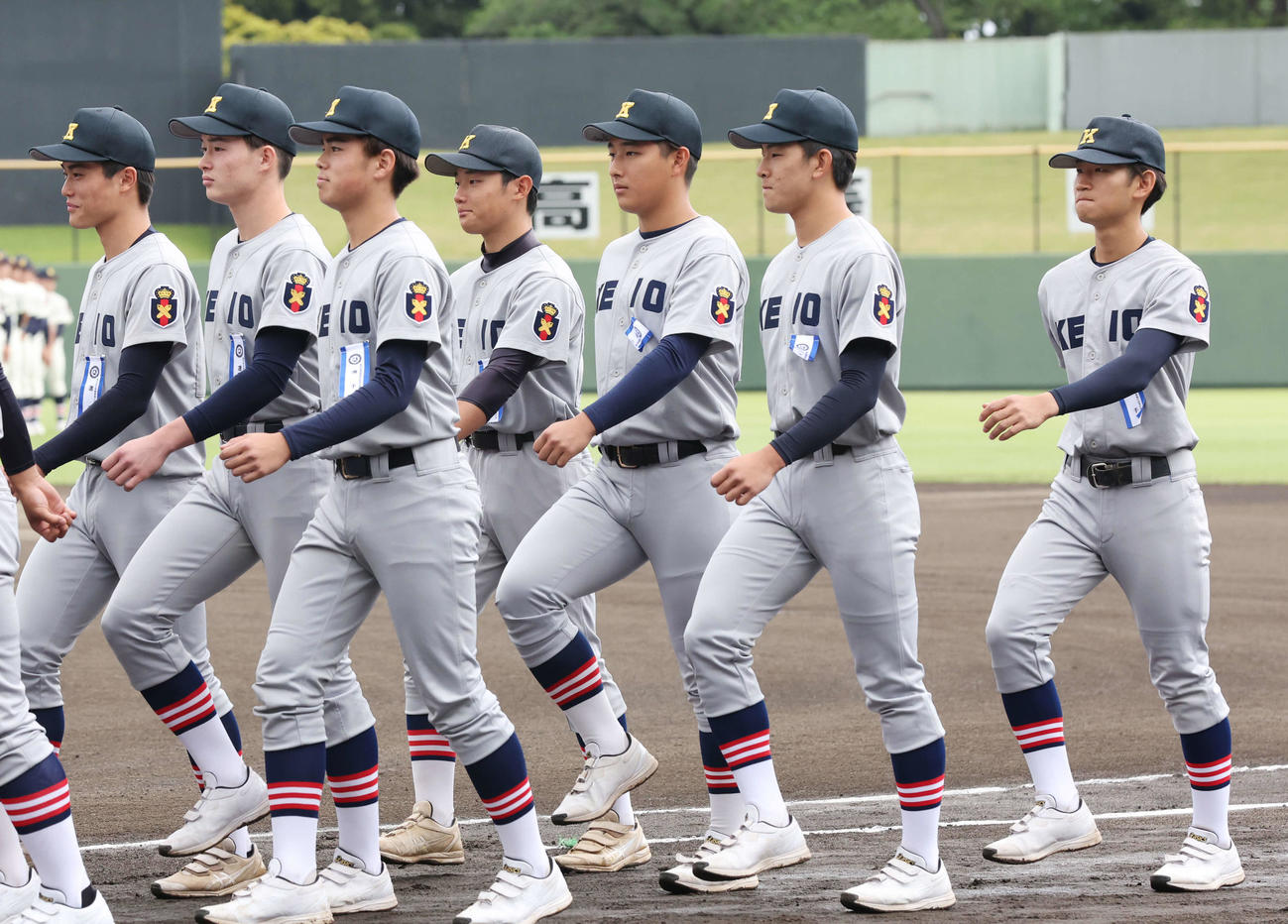 入場行進する慶応・清原（右から3人目）ら選手たち（撮影・宮地輝）