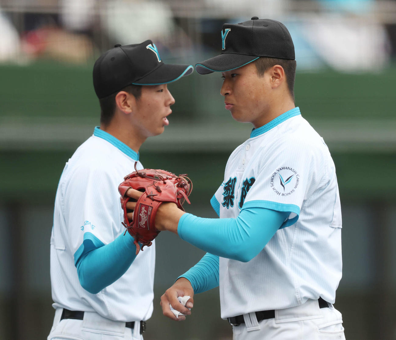 横浜隼人対山梨学院　1回表を無失点に抑え、チームメートとタッチを交わす山梨学院先発の林（右）（撮影・宮地輝）