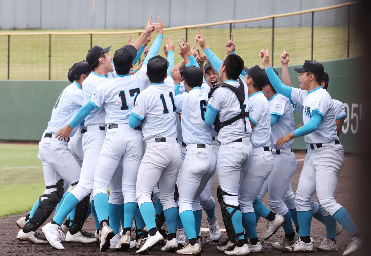 横浜隼人対山梨学院　試合前、気持ちをひとつにする山梨学院の選手たち（撮影・宮地輝）