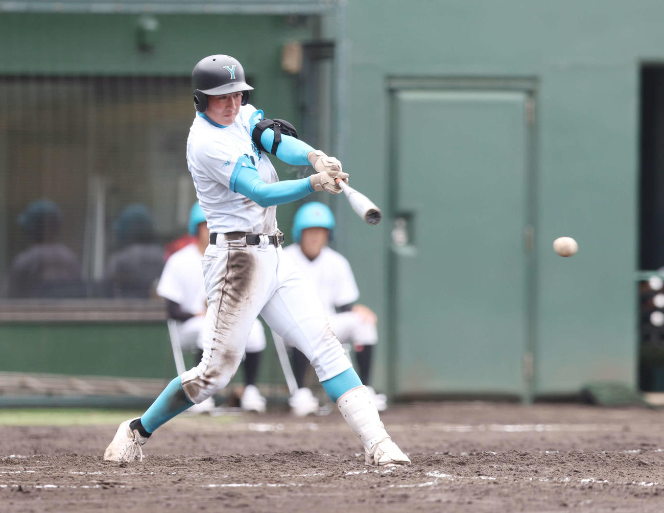 横浜隼人対山梨学院　2回裏山梨学院2死一、二塁、右前適時打を放つ高橋（撮影・宮地輝）