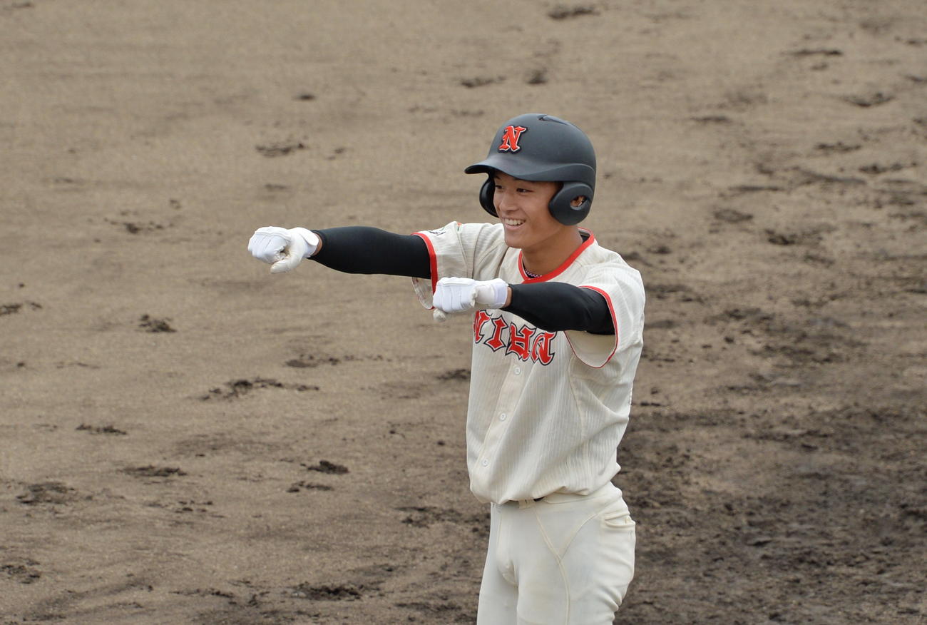 郡山対日大東北　2回1死二塁、先制適時打を放ち、ベンチに向かってガッツポーズする日大東北・荒瀬（撮影・濱本神威）