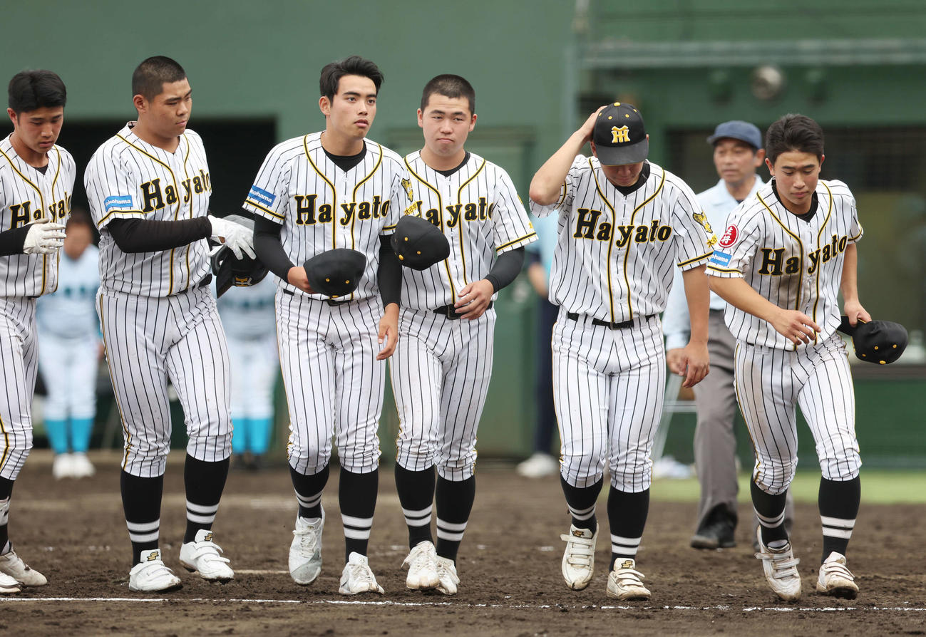 横浜隼人対山梨学院　山梨学院に敗れ、肩を落とす横浜隼人の選手たち（撮影・宮地輝）