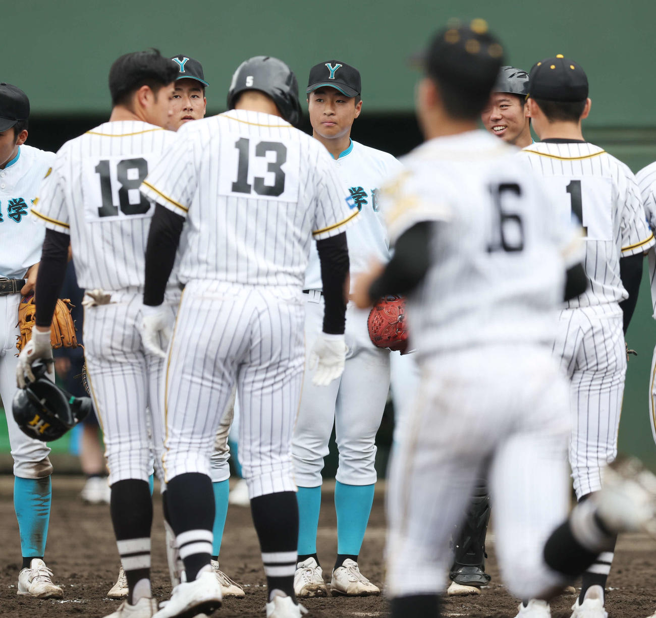 横浜隼人対山梨学院　横浜隼人に勝利し、整列する山梨学院・林（中央）ら選手たち（撮影・宮地輝）