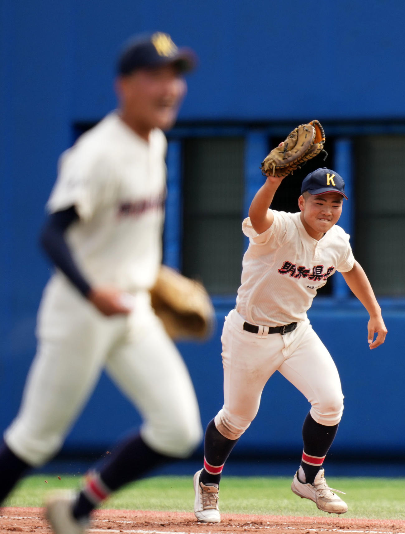 明和県央対甲府工　甲府工に勝利し笑顔を見せる須藤（右）ら明和県央ナイン（撮影・横山健太）