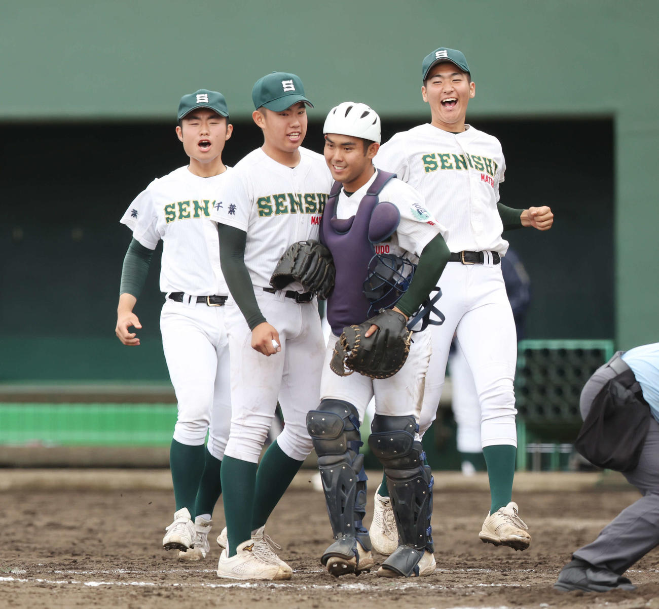 浦和学院対専大松戸　浦和学院に勝利し、笑顔の専大松戸・青野（中央左）と吉田（同右）ら選手たち（撮影・宮地輝）