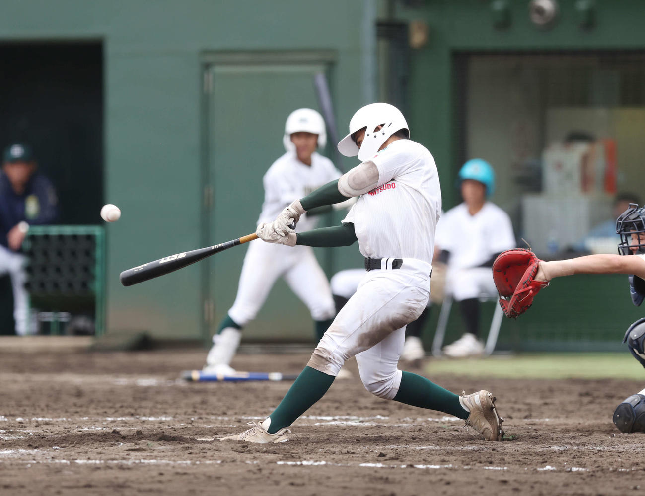 浦和学院対専大松戸　8回裏専大松戸2死三塁、逆転の左越え2点本塁打を放つ吉田（撮影・宮地輝）