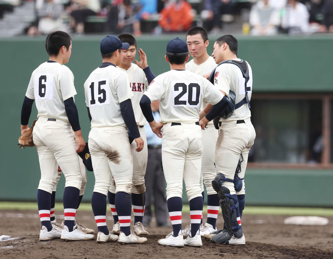 浦和学院対専大松戸　8回裏専大松戸無死満塁、マウンドに集まる浦和学院の選手たち（撮影・宮地輝）