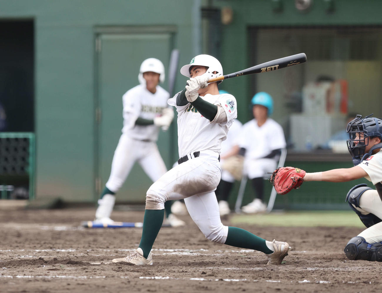 浦和学院対専大松戸　8回裏専大松戸2死三塁、逆転の左越え2点本塁打を放つ吉田（撮影・宮地輝）