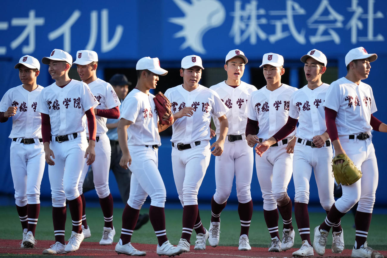 常総学院対関東第一　関東第一に勝利し笑顔を見せる常総学院ナイン（撮影・横山健太）