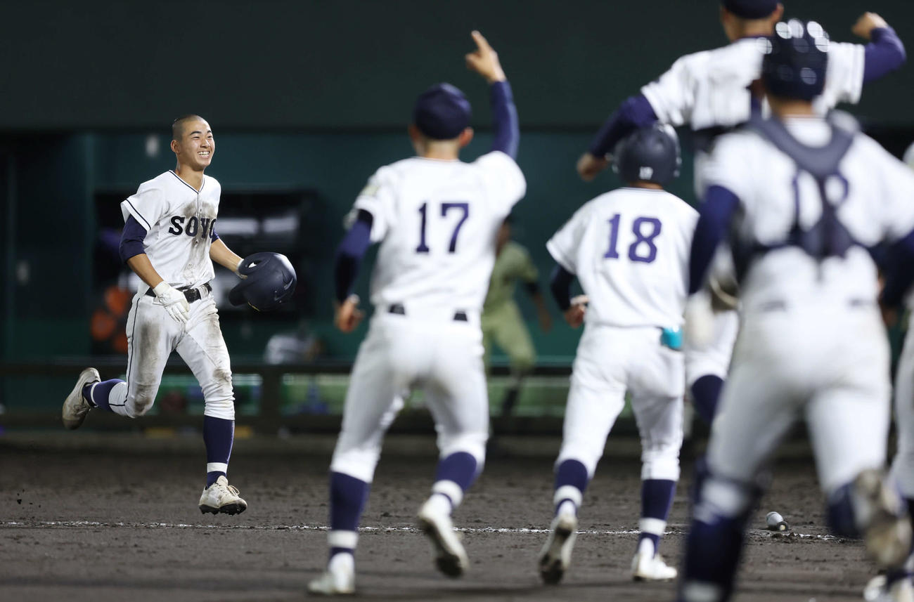 作新学院対相洋　11回裏相洋2死三塁、サヨナラの遊適時内野安打を放ち、仲間の元へかけよる永野（撮影・宮地輝）