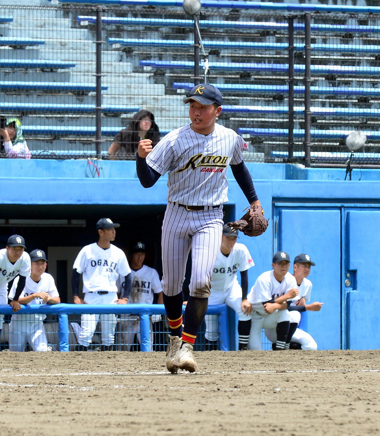 初戦を突破し、ガッツポーズの加藤学園・小沢