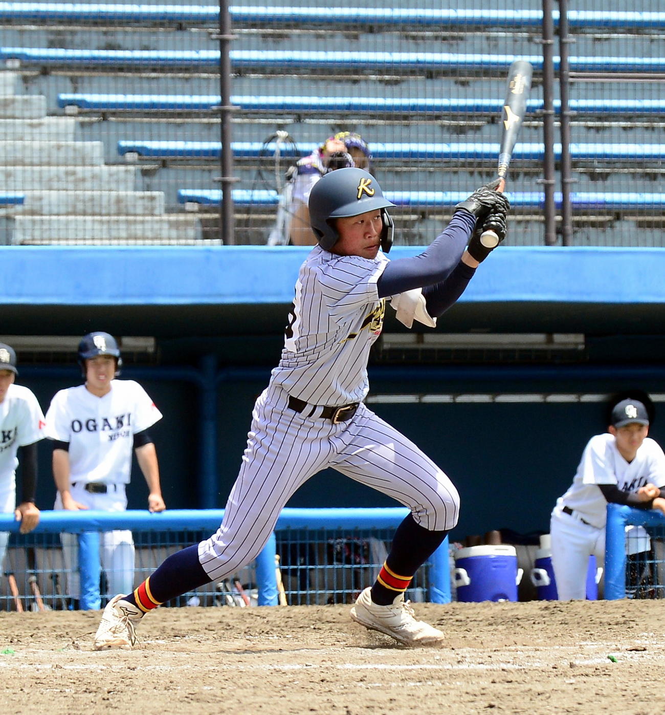 8回裏加藤学園無死二塁、勝ち越しの中前適時打を放つ小沢
