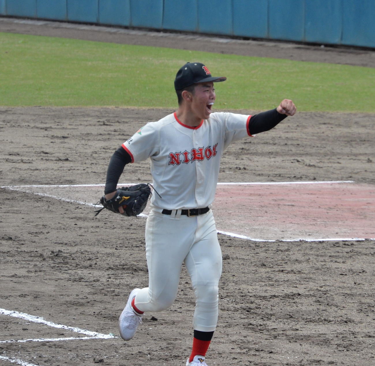 郡山対日大東北　9回、最後の打者を遊ゴロに打ち取り、力強くガッツポーズする日大東北・堀米涼（撮影・濱本神威）
