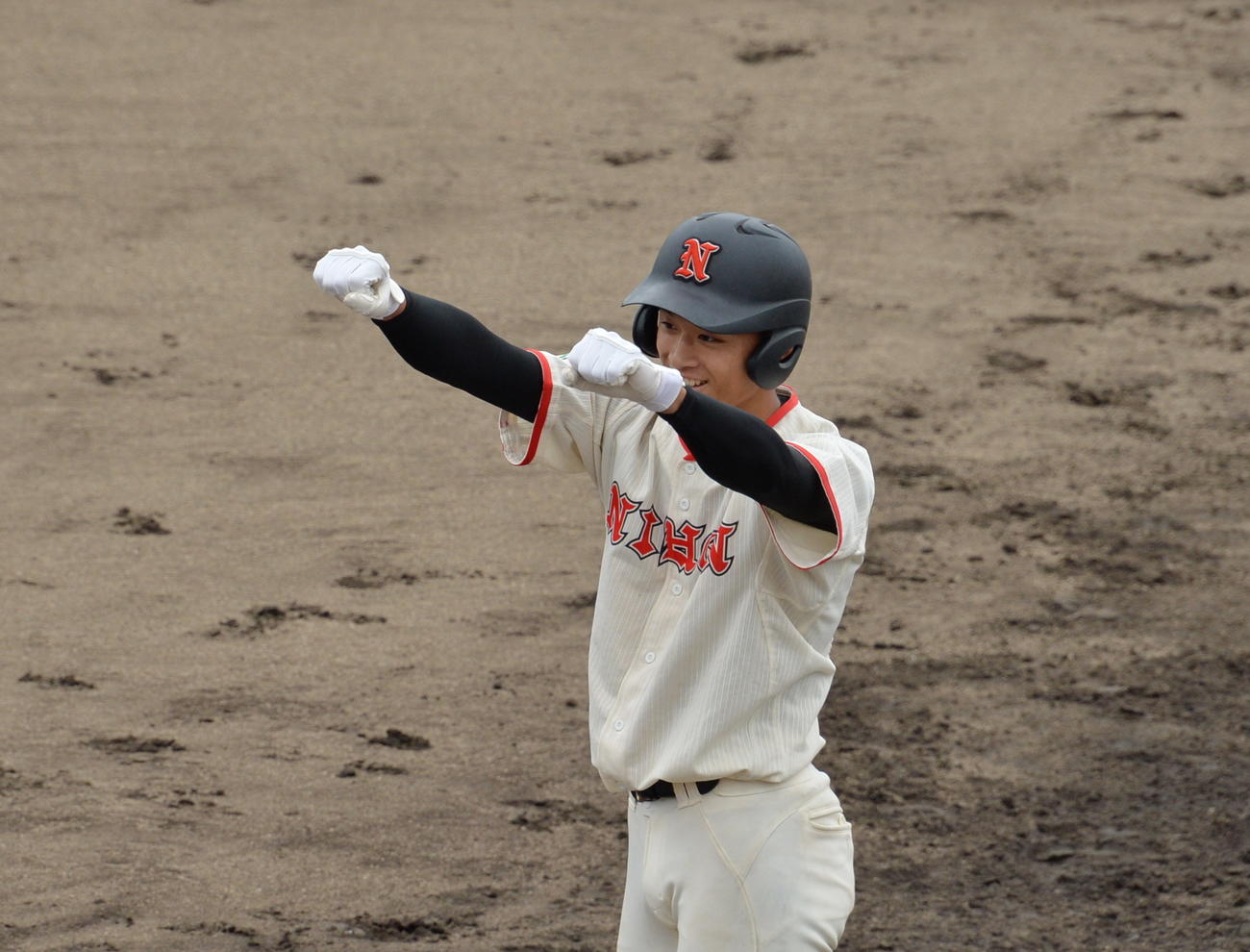郡山対日大東北　2回1死二塁、先制適時打を放ち、ベンチに向かってガッツポーズする日大東北・荒瀬（撮影・濱本神威）