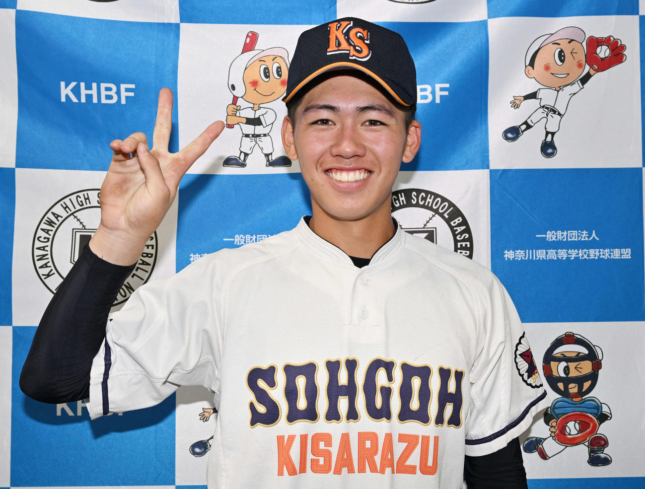 木更津総合対慶応　試合後、2打席連続本塁打の活躍を見せた木更津総合・水野は「2」のポーズで記念撮影する（撮影・滝沢徹郎）