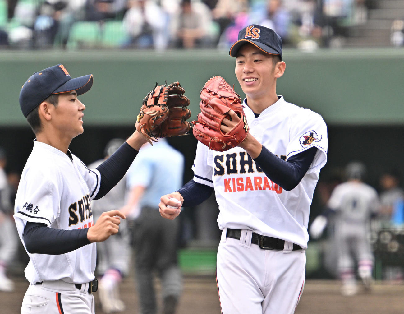 木更津総合対慶応　5回裏を投げ終えた木更津総合先発の石沢（右）はチームメートとタッチをかわす（撮影・滝沢徹郎）
