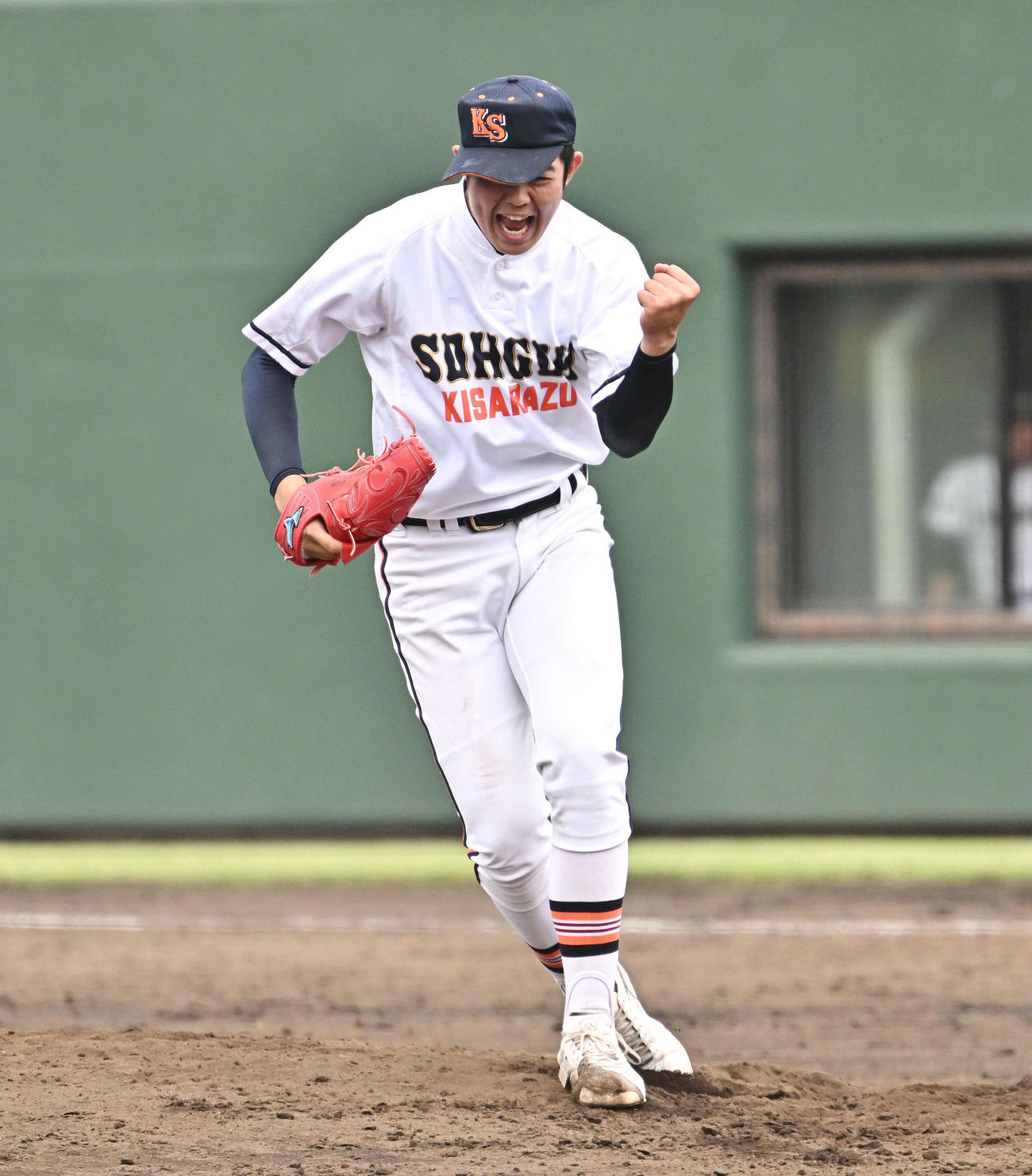 木更津総合対慶応　9回裏慶応2死、渡辺千から空振り三振を奪いガッツポーズする井上（撮影・滝沢徹郎）