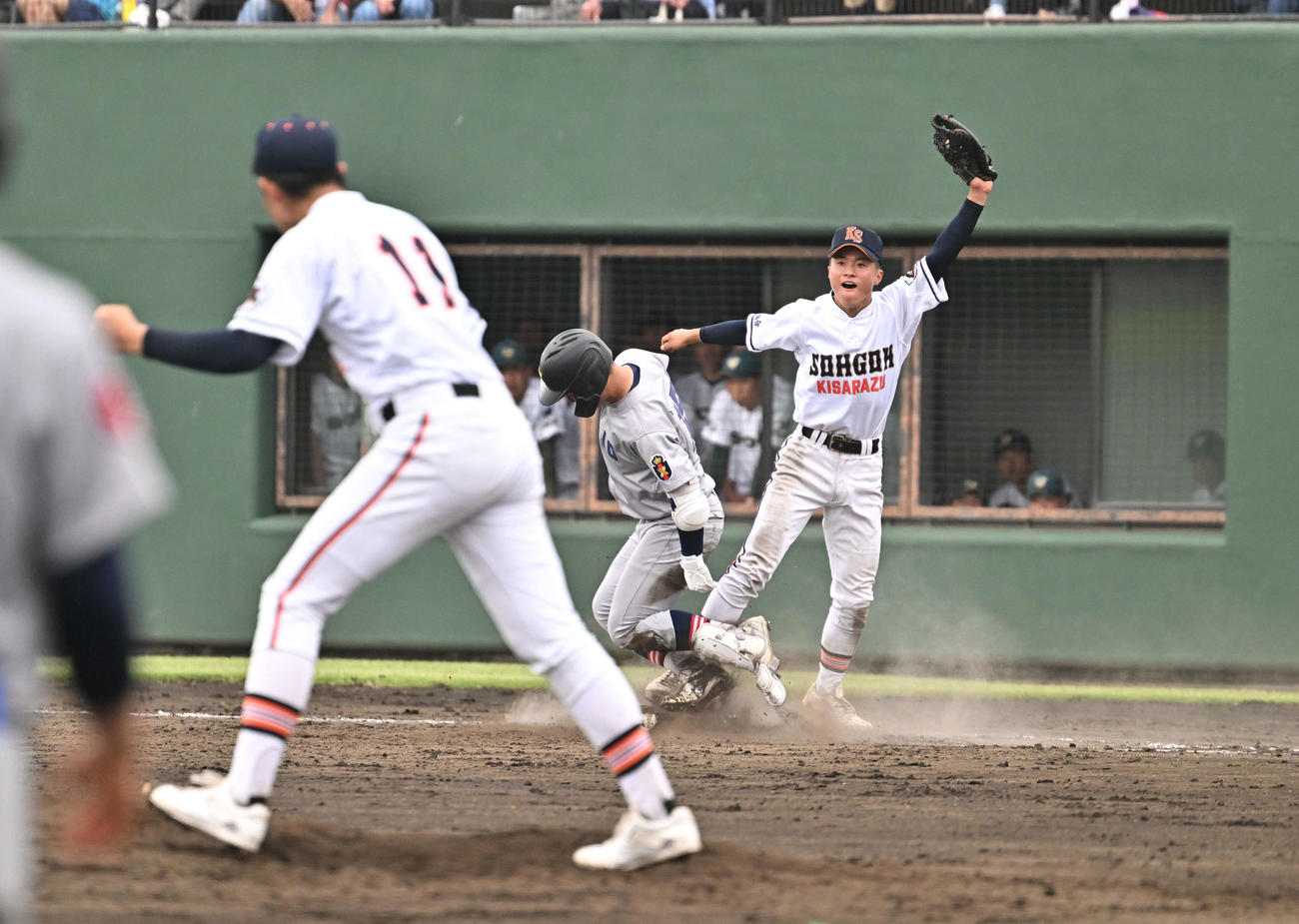 木更津総合対慶応　8回裏慶応2死、代打清原（中央）は三ゴロに倒れる（撮影・滝沢徹郎）