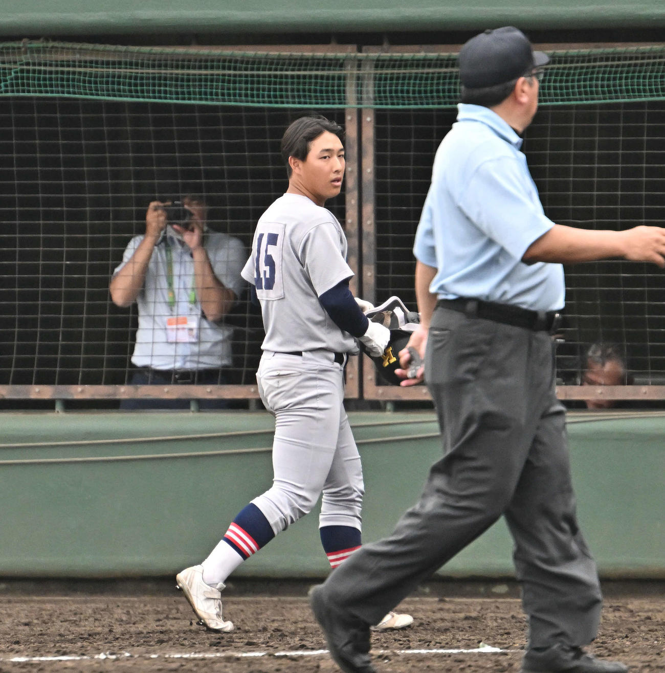 木更津総合対慶応　8回裏慶応2死、三ゴロに倒れた代打清原はベンチへ引き揚げる（撮影・滝沢徹郎）