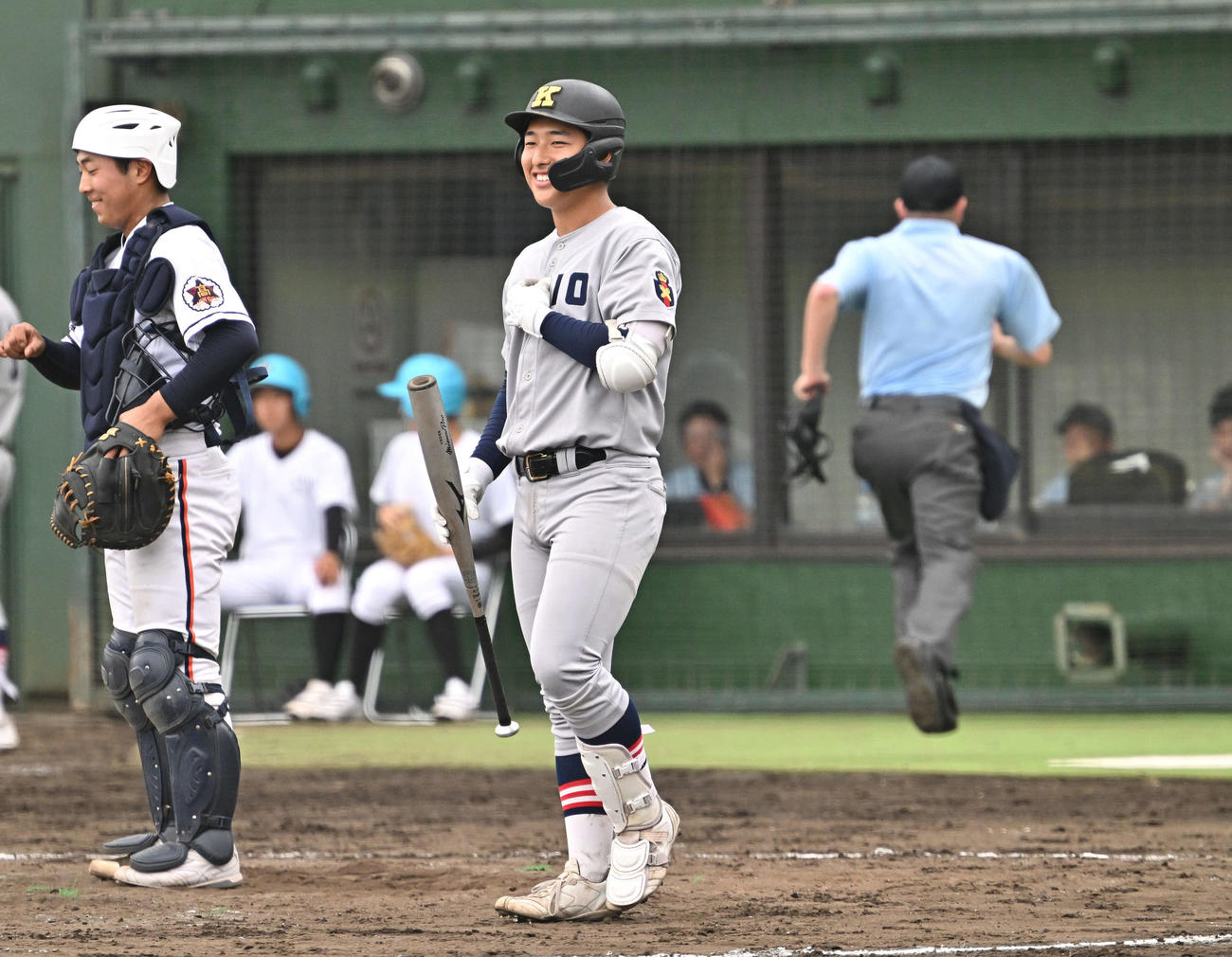 木更津総合対慶応　8回裏慶応2死、代打清原は笑顔で打席に向かう（撮影・滝沢徹郎）