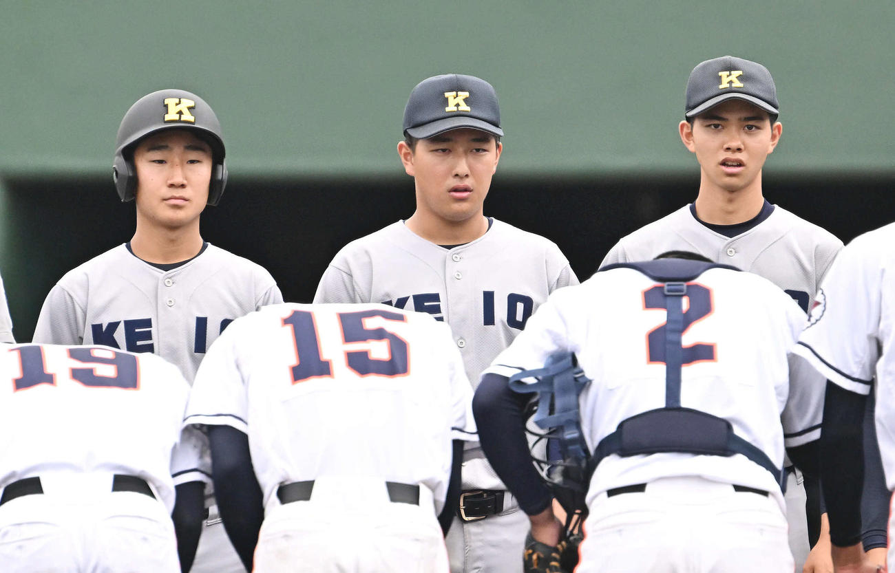 木更津総合対慶応　試合に敗れあいさつする慶応・清原（後列中央）（撮影・滝沢徹郎）