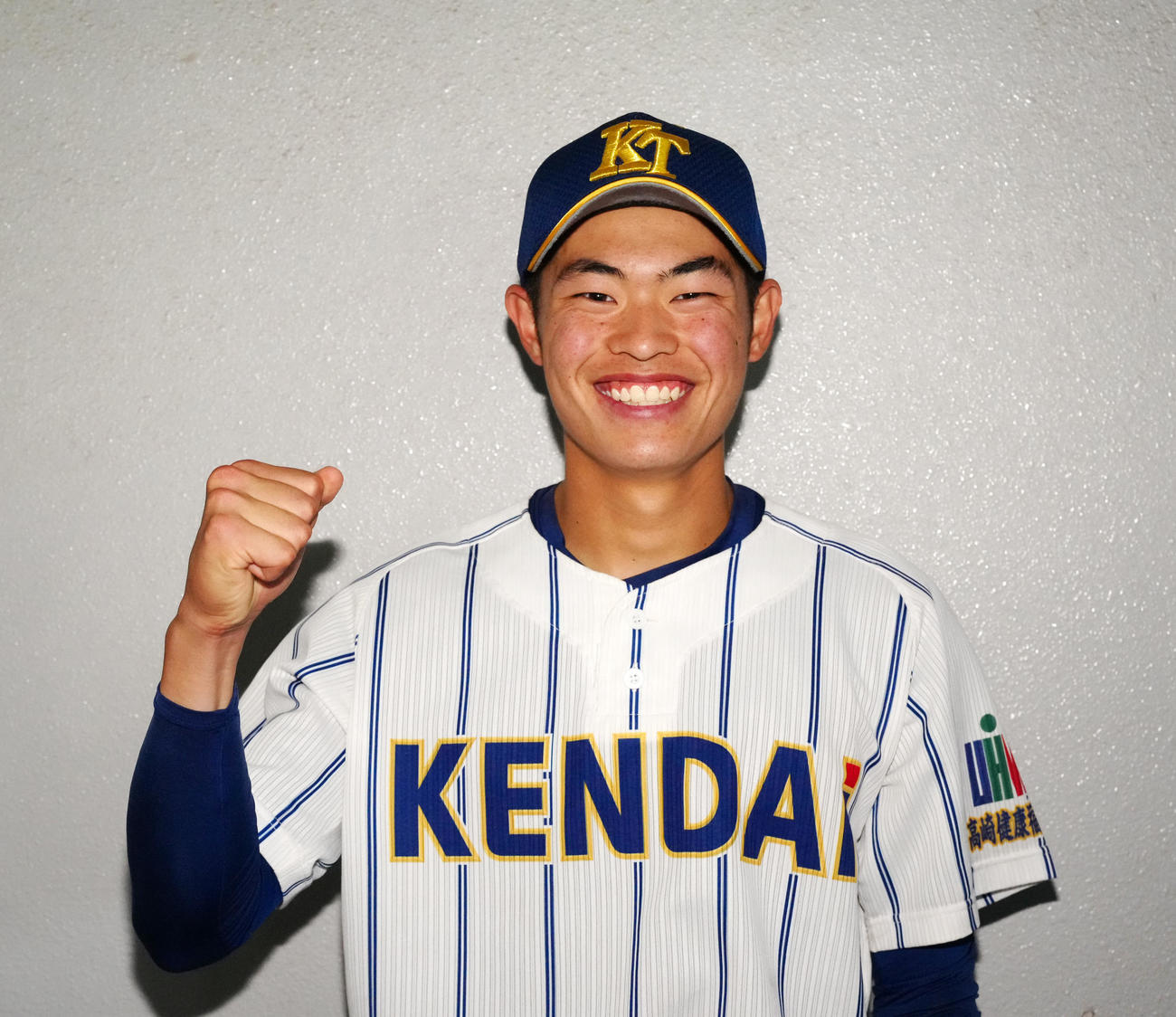 土浦日大対健大高崎　試合後、ガッツポーズで笑顔を見せる健大高崎・増渕（撮影・江口和貴）