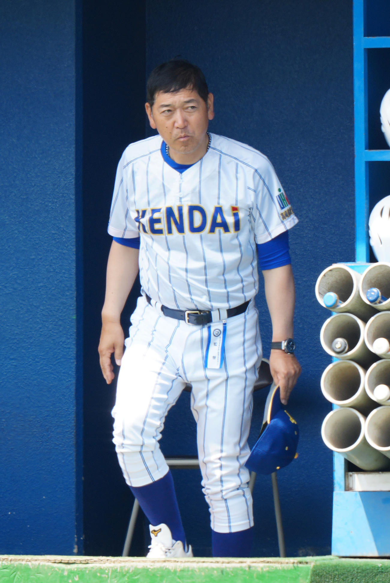 土浦日大対健大高崎　試合前、応援席へあいさつに向かう健大高崎・青柳監督（撮影・江口和貴）