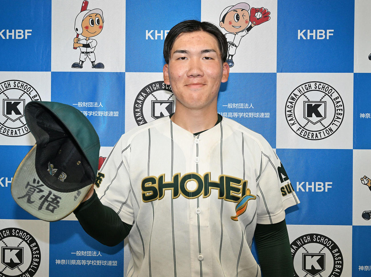 文星芸大付対昌平　昌平先発の渡辺俊の帽子のつばには「覚悟」と書かれている（撮影・滝沢徹郎）