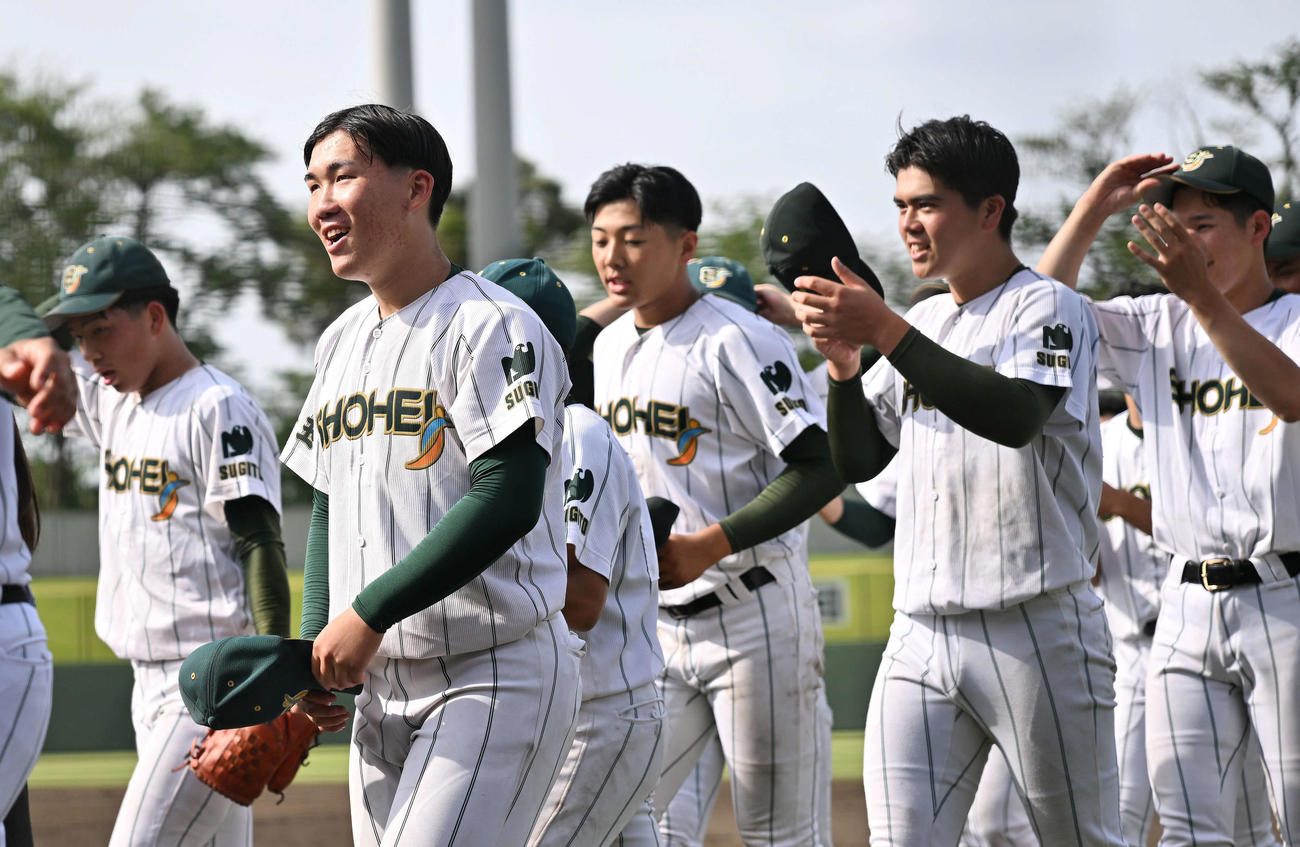 文星芸大付対昌平　試合に勝利し笑顔で引き揚げる昌平・渡辺俊（左から2人目）ら選手たち（撮影・滝沢徹郎）