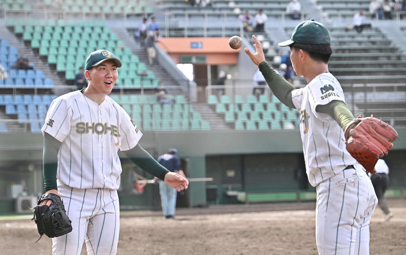 文星芸大付対昌平　試合後、クールダウンする昌平先発の渡辺俊（左）と2番手の佐藤勇（撮影・滝沢徹郎）