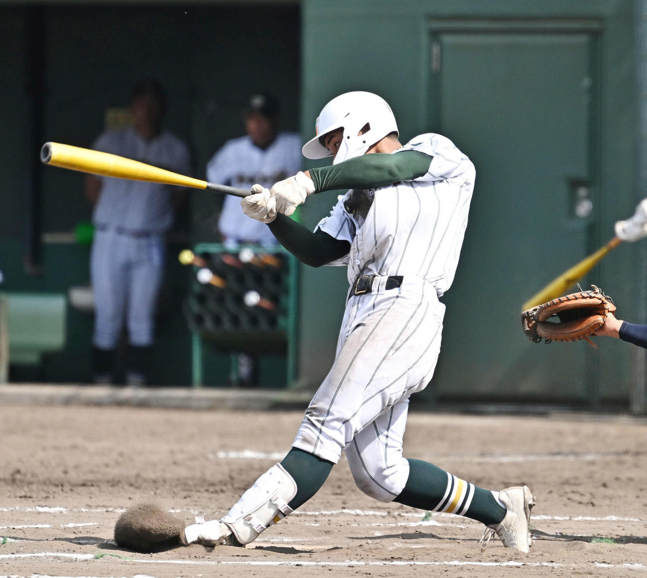 文星芸大付対昌平　6回裏昌平2死二塁、桜井は適時二塁打を放つ（撮影・滝沢徹郎）