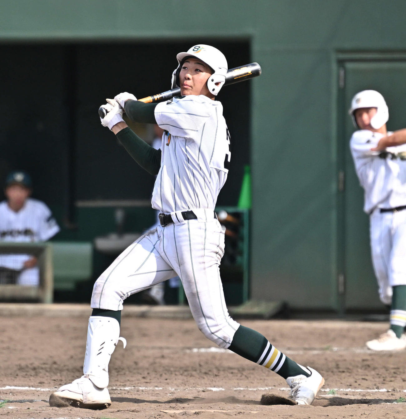 文星芸大付対昌平　8回裏昌平無死三塁、山根は左犠飛を放つ（撮影・滝沢徹郎）