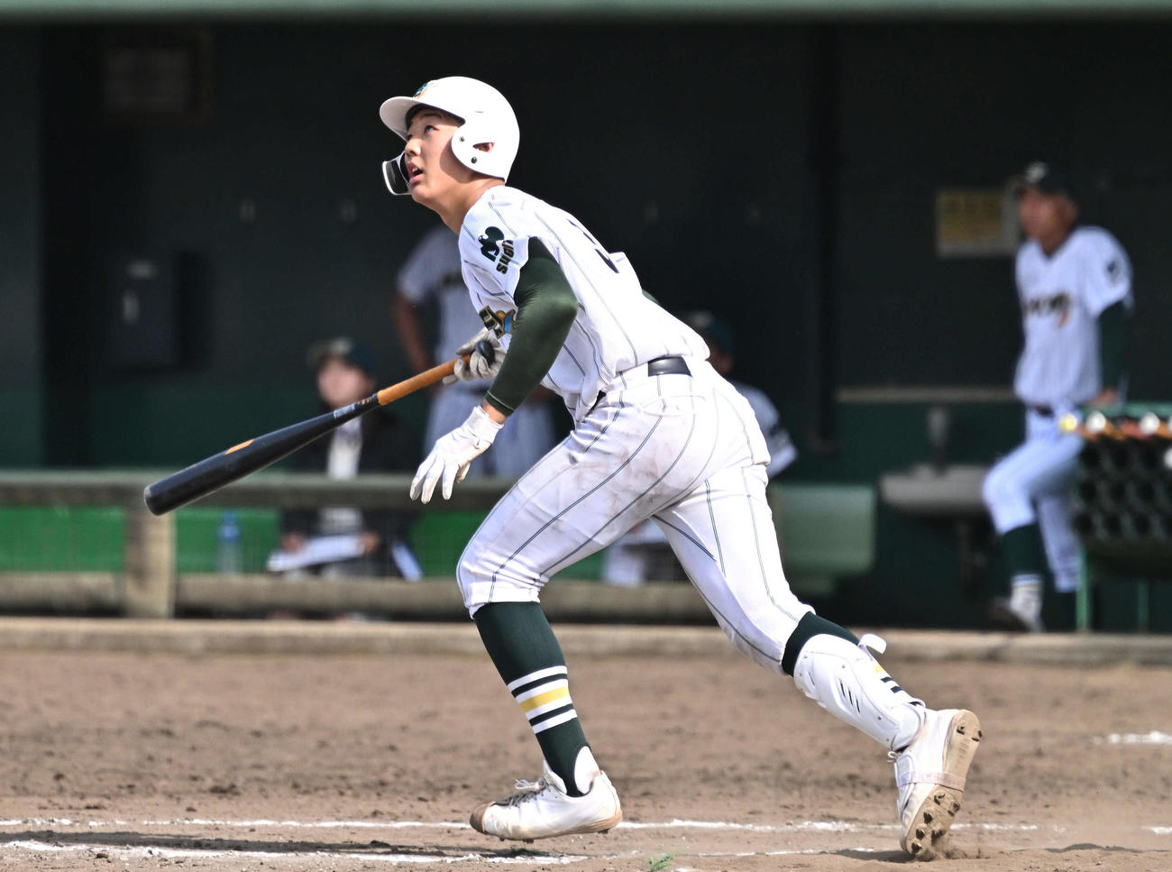 文星芸大付対昌平　8回裏昌平無死三塁、山根は左犠飛を放つ（撮影・滝沢徹郎）