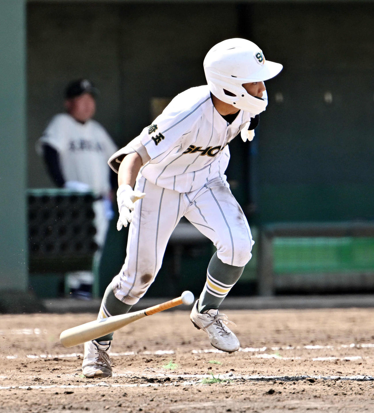 文星芸大付対昌平　2回裏昌平2死二塁、山本は遊撃内野安打を放つ（撮影・滝沢徹郎）