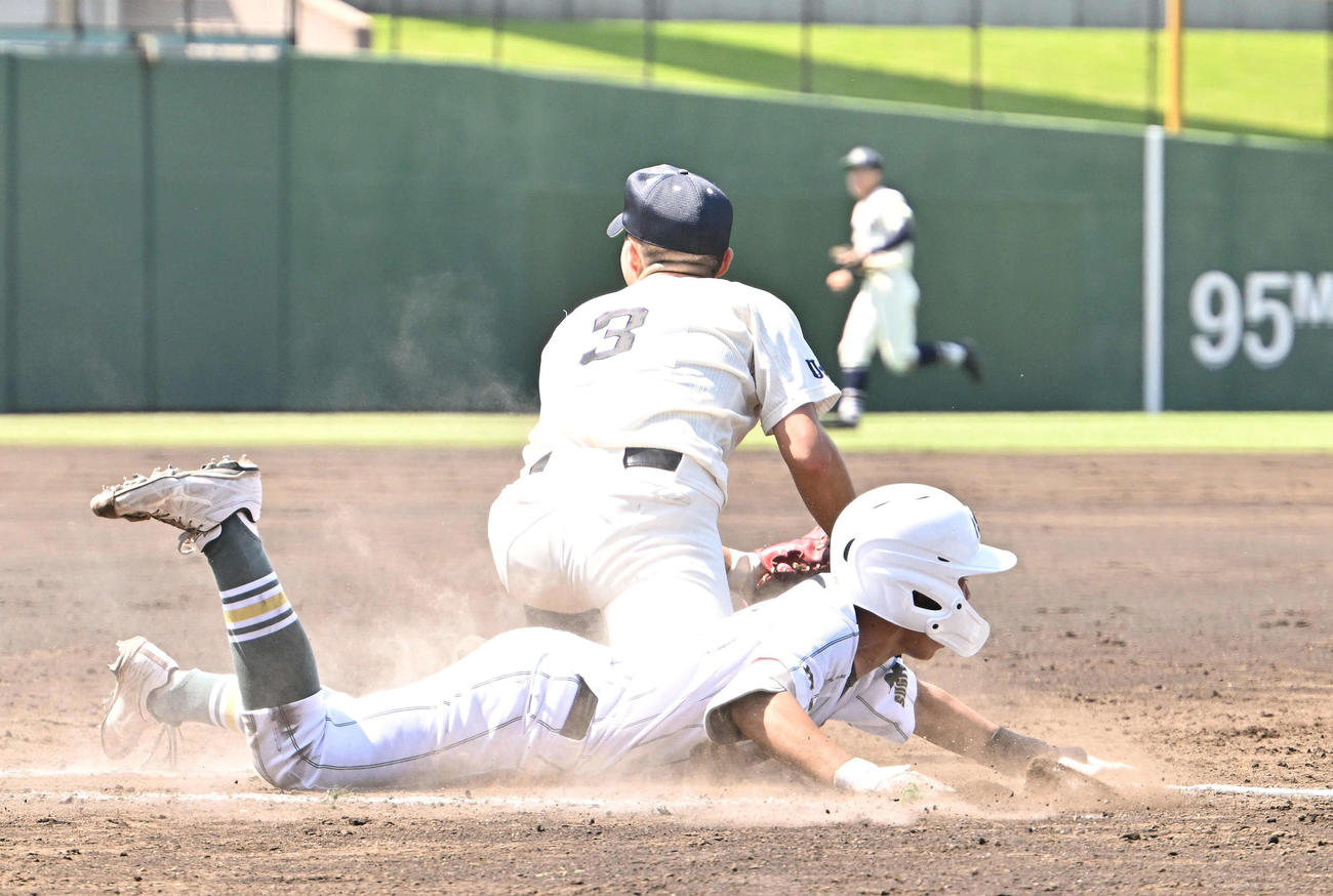 文星芸大付対昌平　2回裏昌平2死二塁、山本は遊撃へ打球を放ち一塁へヘッドスライディングし内野安打とする。一塁手小林（撮影・滝沢徹郎）