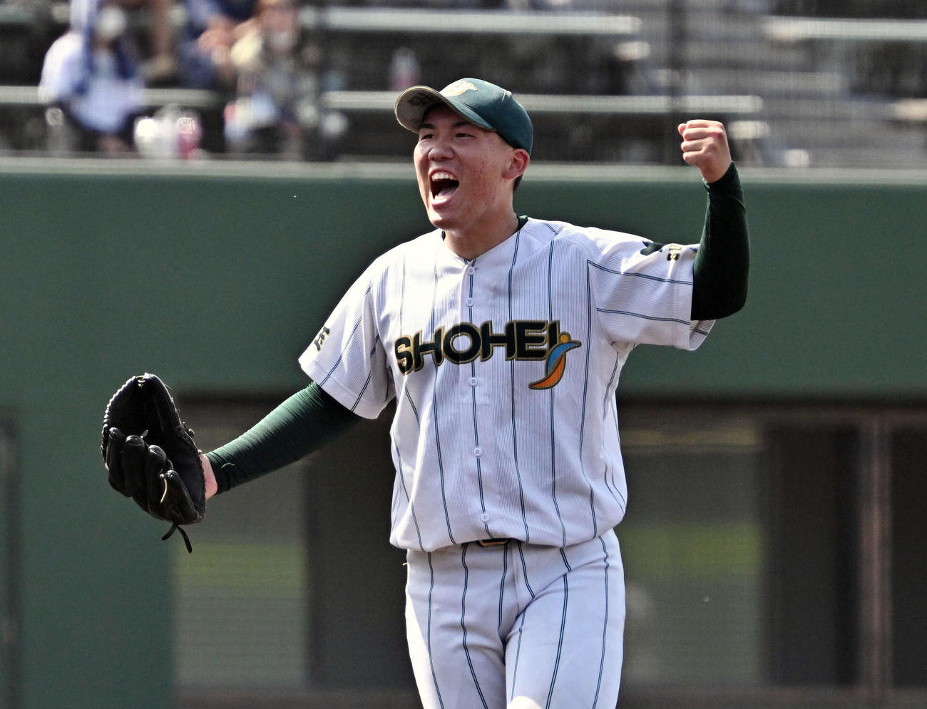 文星芸大付対昌平　5回表文星芸大付2死一、二塁、黒崎を一飛に打ち取りガッツポーズする渡辺俊（撮影・滝沢徹郎）
